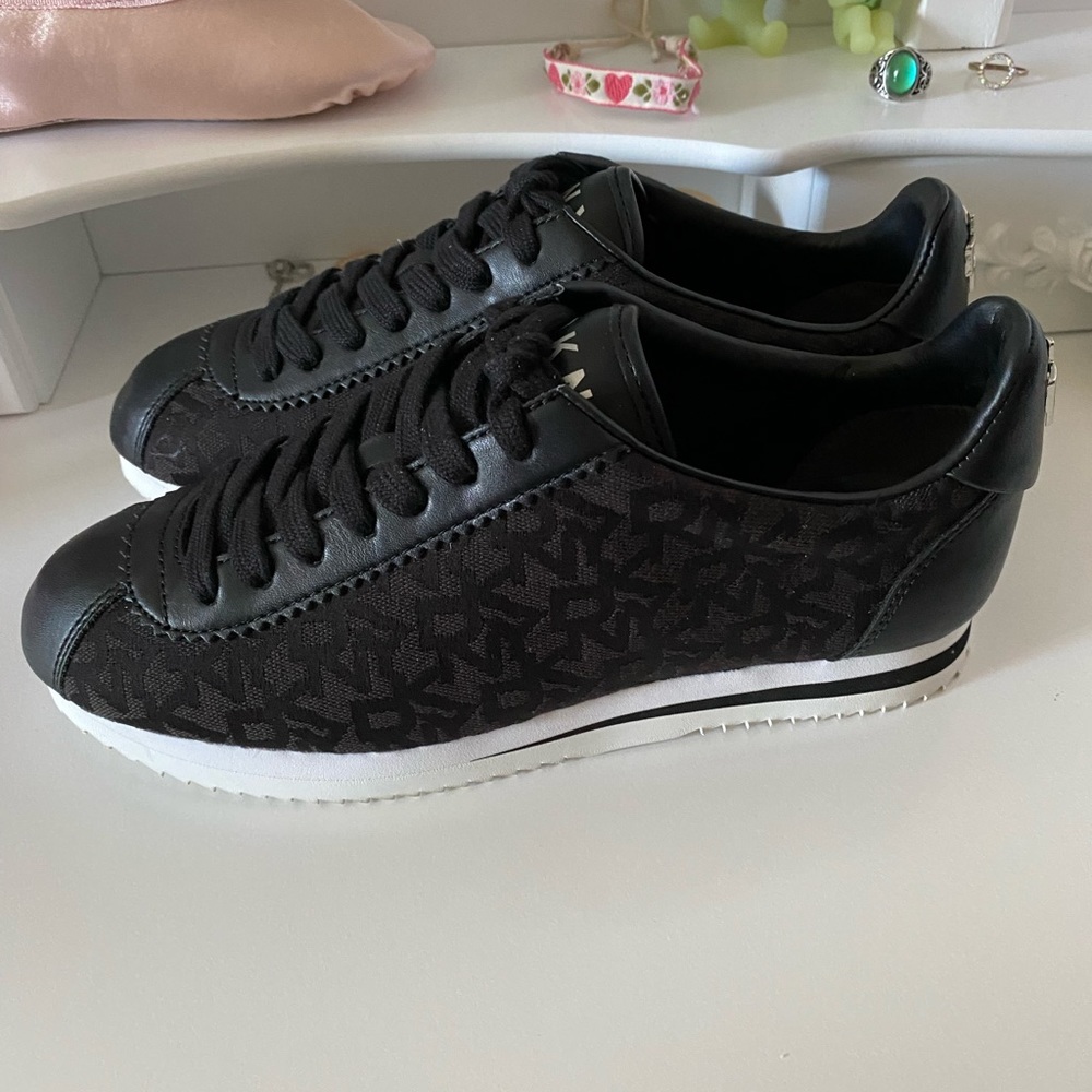 Women’s DKNY TIZZY Sneakers Black Size 7